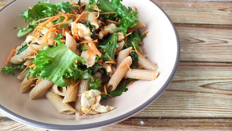 Penne integrali con pollo al curry, carote julienne e indivia