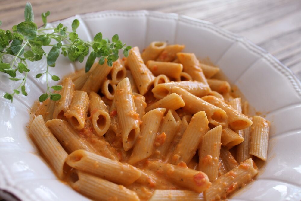 Penne integrali con pomodorini e soffio di capra