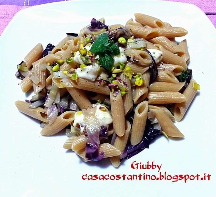 Penne integrali con radicchio tardivo trevigiano, bufala e pistacchi