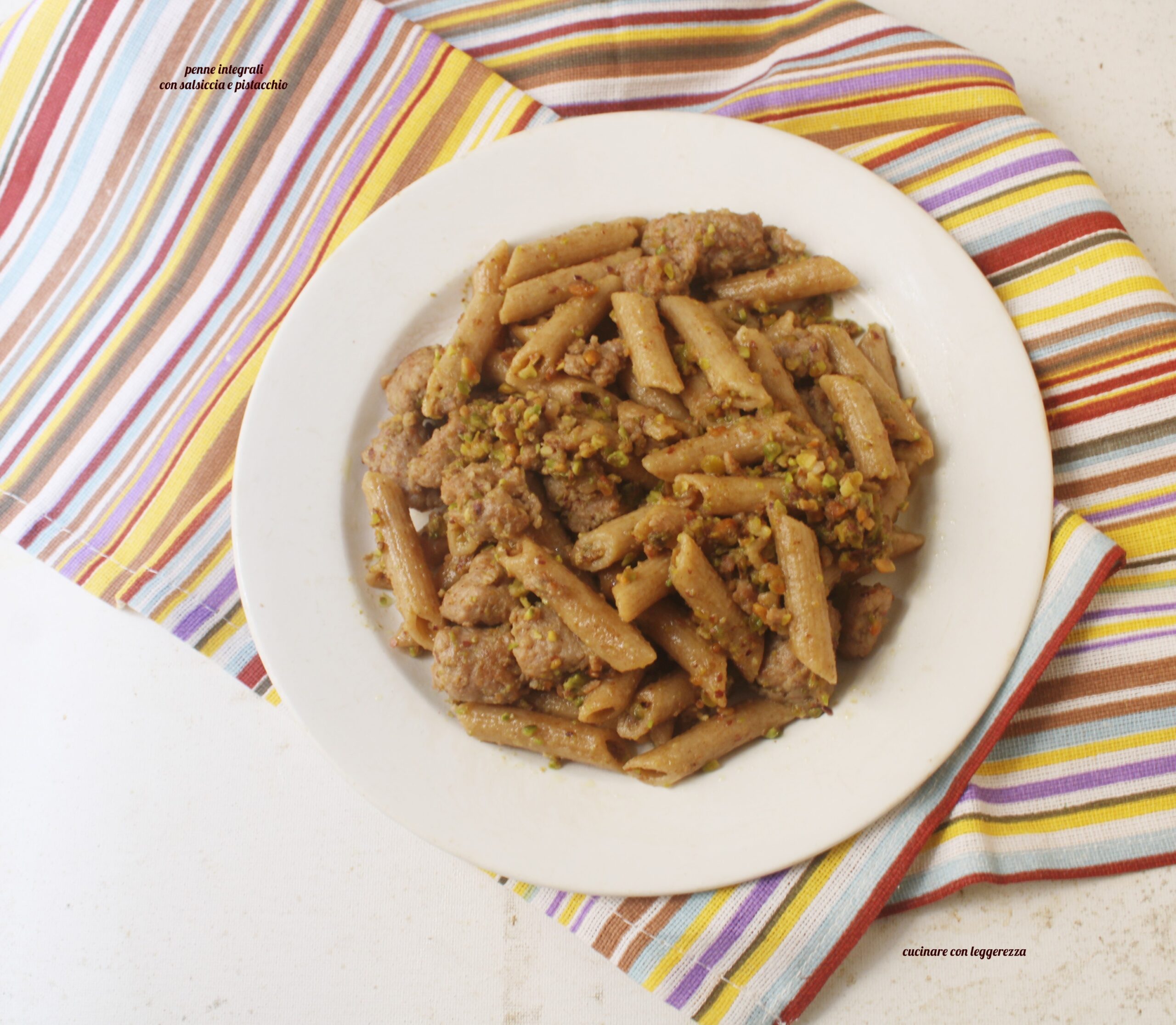 Penne integrali con salsiccia e pistacchio