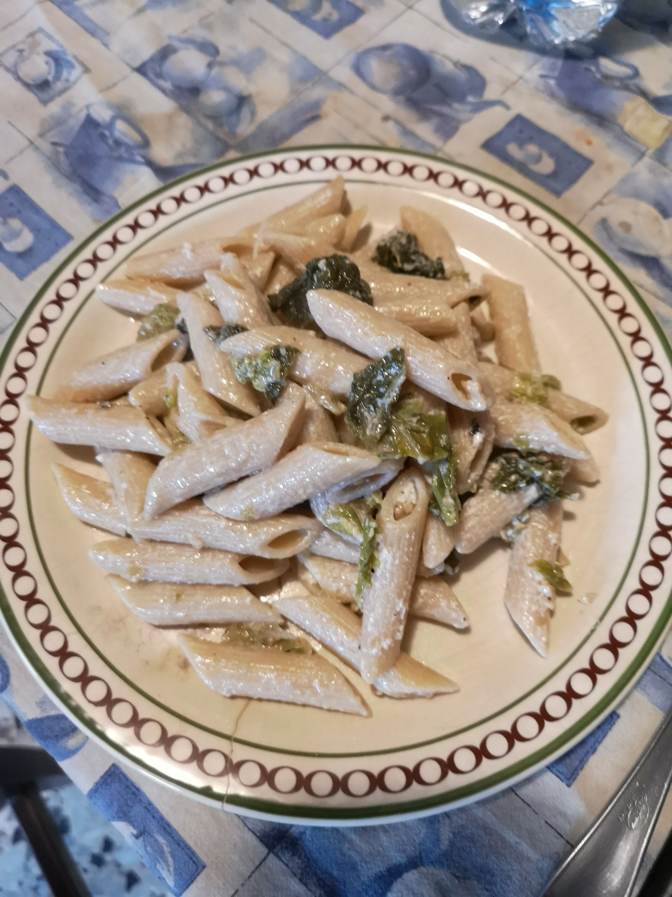 Penne integrali con verza noci e caprino