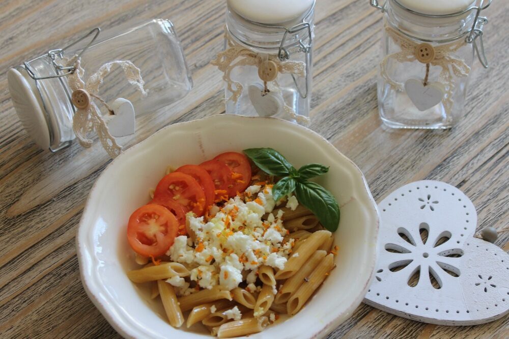 Penne integrali feta, pomodorini, curcuma e zenzero
