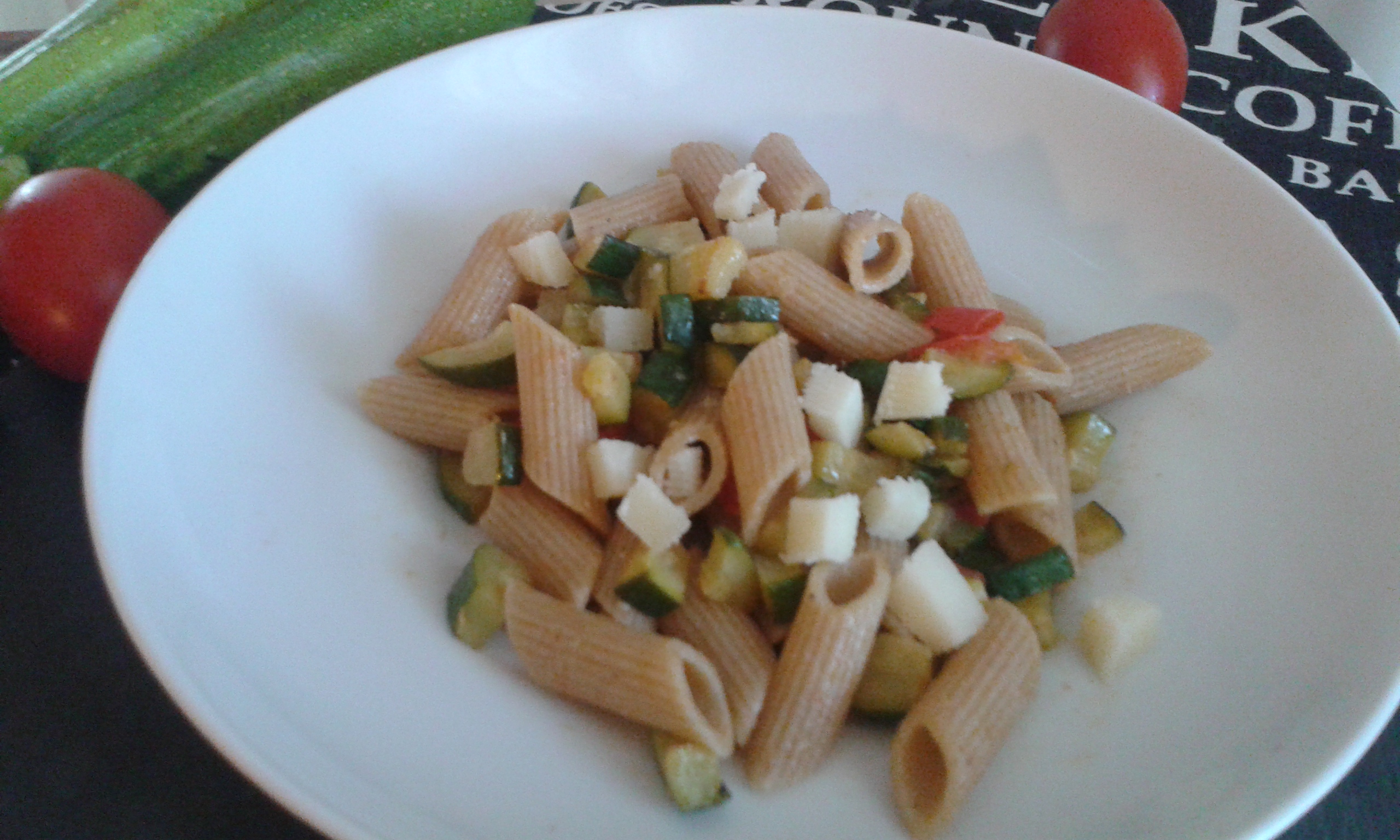 Penne integrali zucchine, pomodori e zenzero