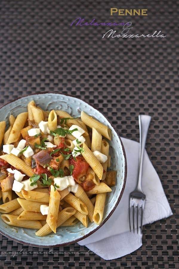 Penne melanzane e mozzarella: profumato e filante