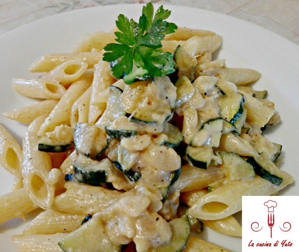 Penne rigate con mela e zucchine
