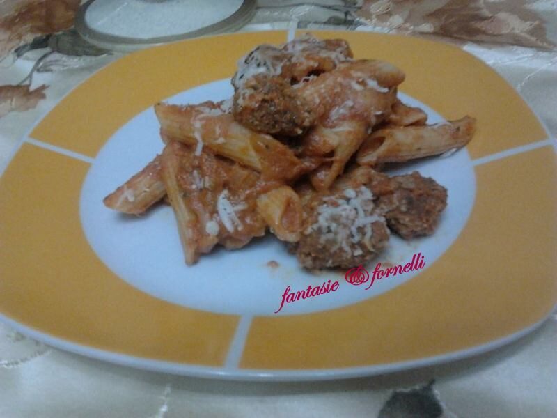 Penne rigate con polpettine e scamorza