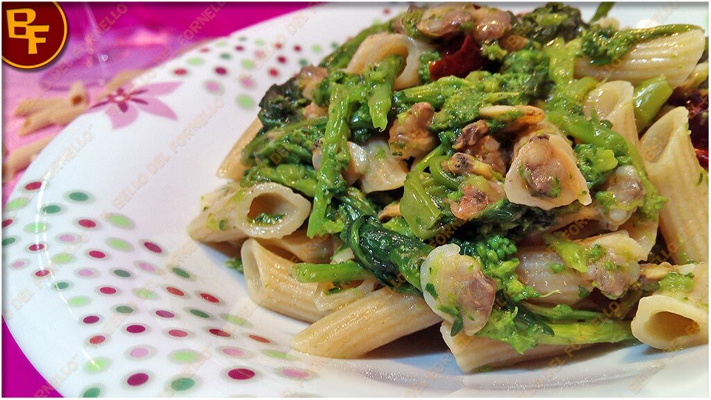 Penne rigate con vongole broccoli e peperoni cruschi