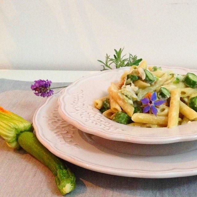 Pennete zucchine e fiori mantecate alla crescenza