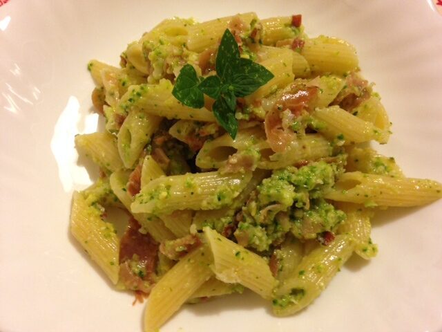 Pennette al pesto di zucchine e speck croccante