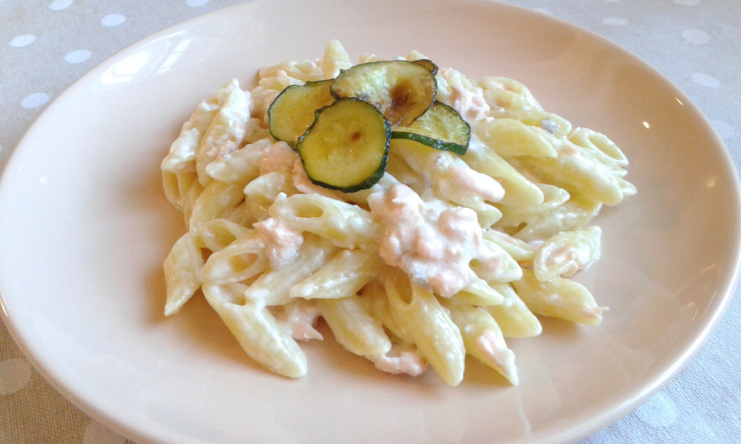 Pennette al salmone e zucchine croccanti