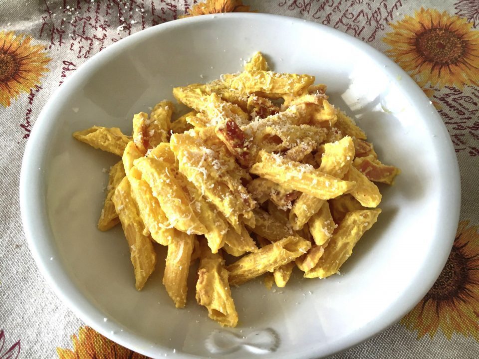 Pennette con cubotti di bresaola di tacchino, ricotta e zafferano