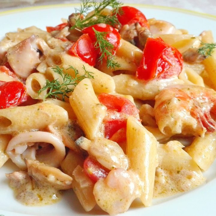 Pennette con frutti di mare, datterini e pesto