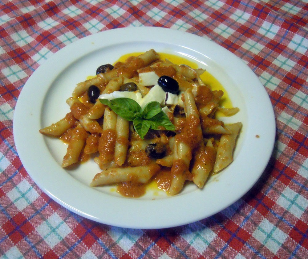 Pennette con pomodoro, basilico, olive e mozzarella