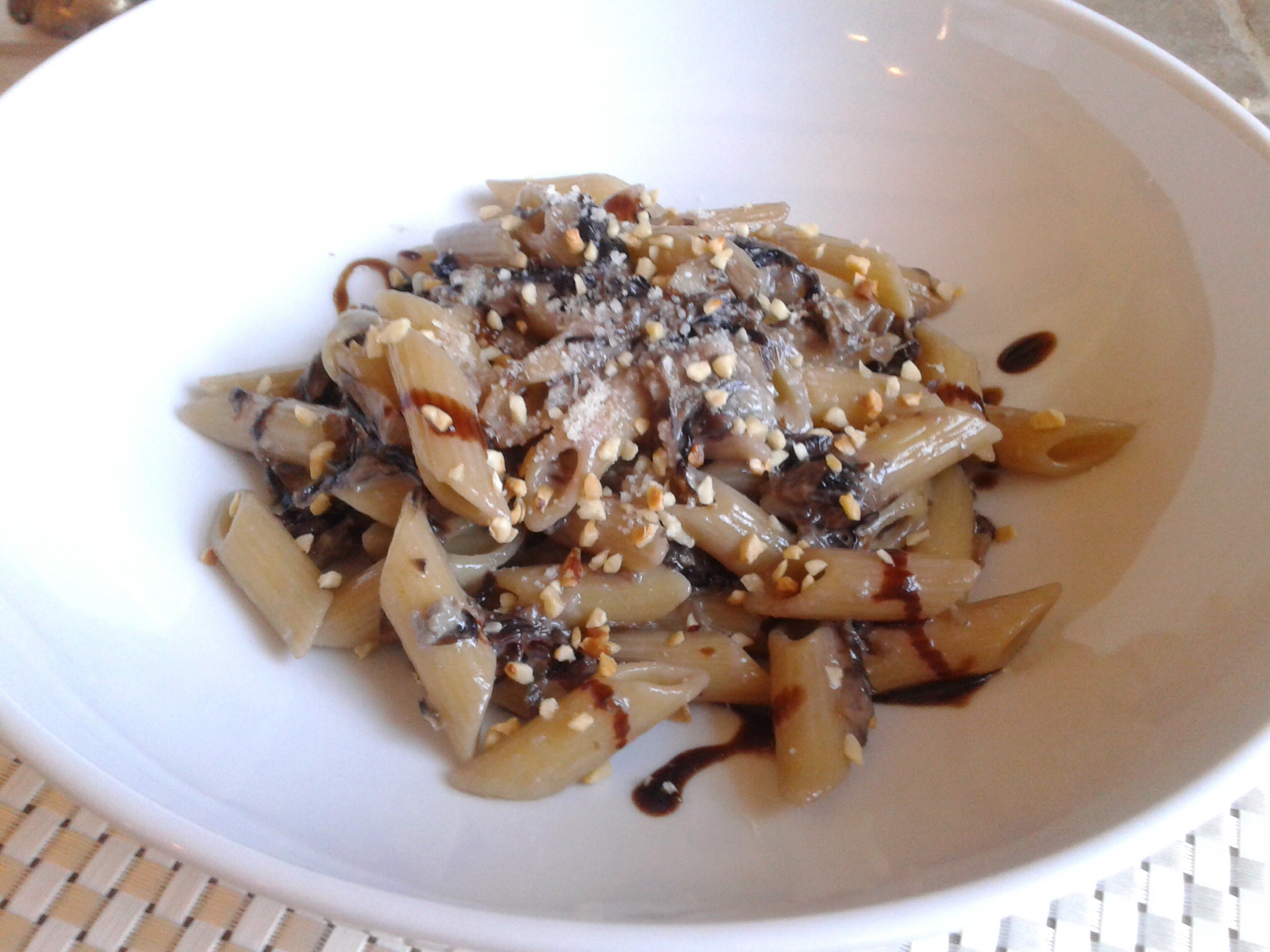Pennette con radicchio rosso, gorgonzola e granella di nocciole