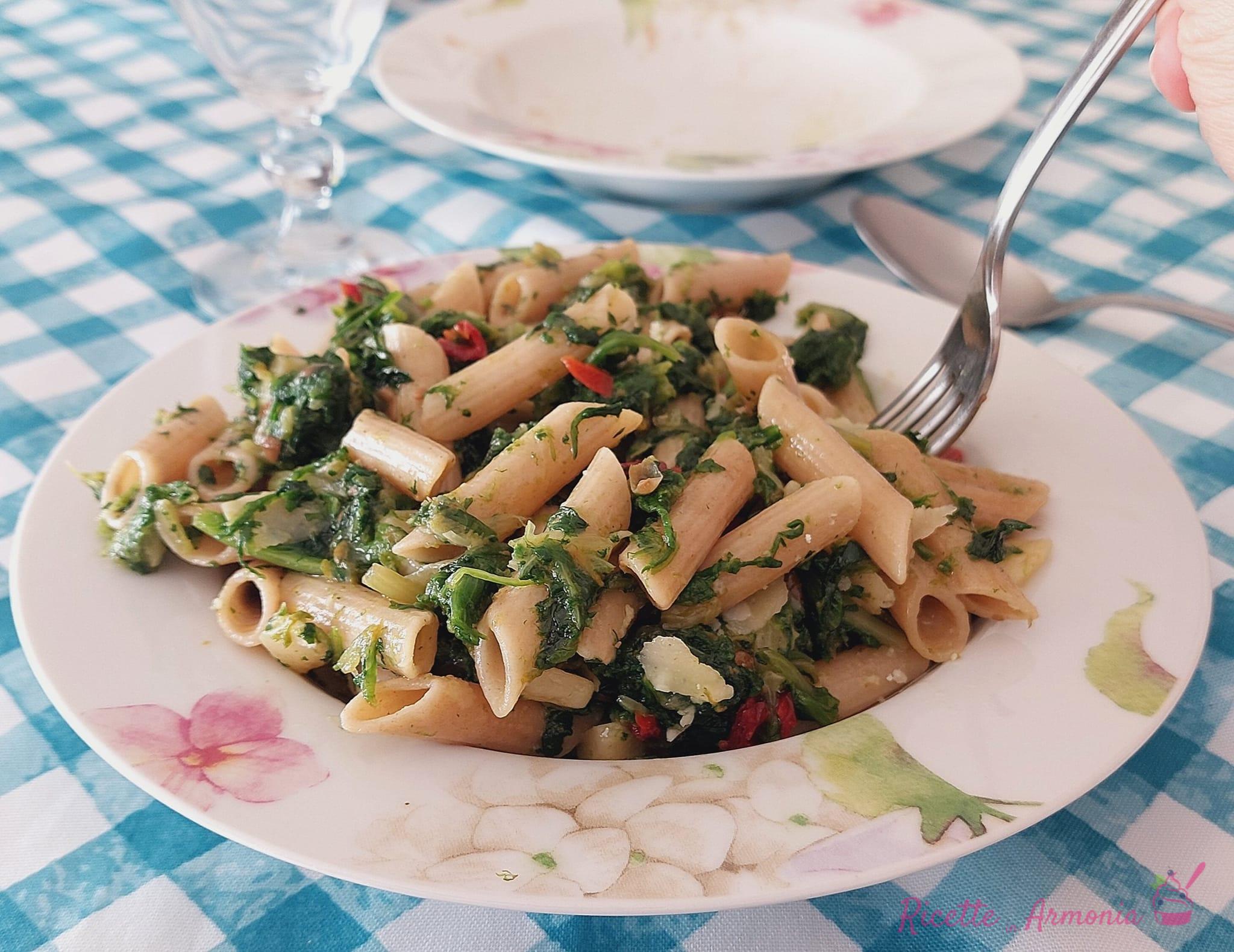 Pennette di riso con indivia e foglie di capperi