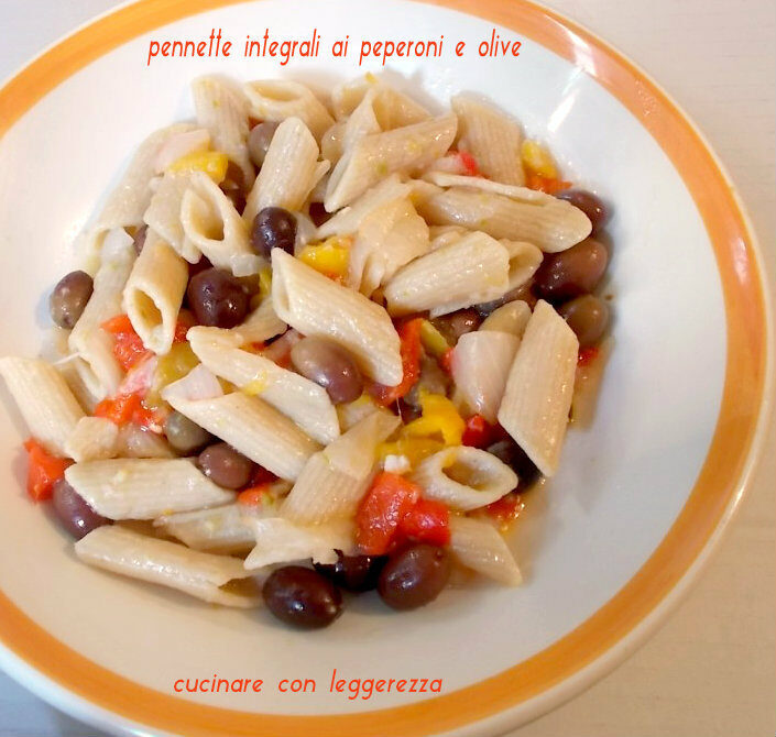 Pennette integrali ai peperoni e olive