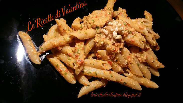 Pennette integrali al pesto rosso con noci senza formaggio