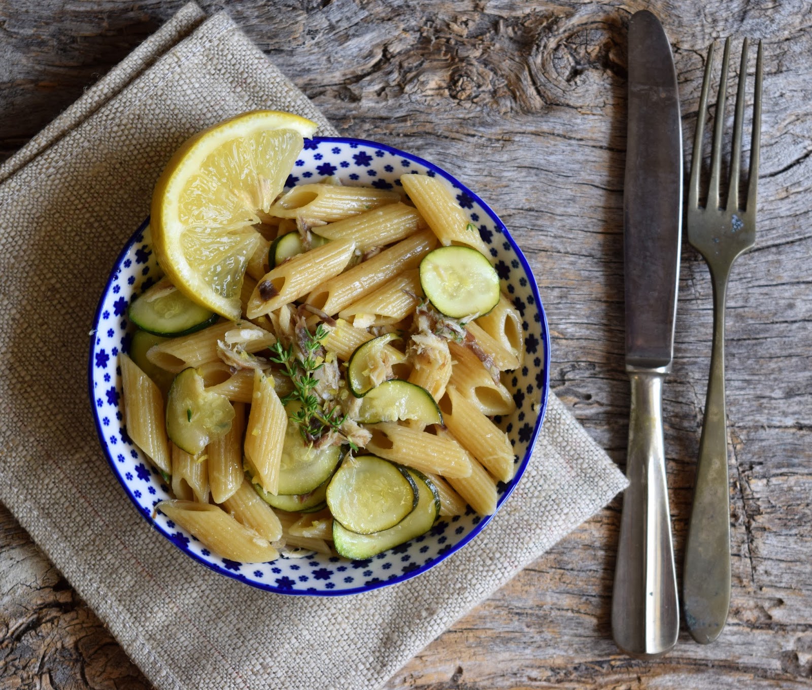 Pennette integrali allo sgombro, zucchine, limone e timo