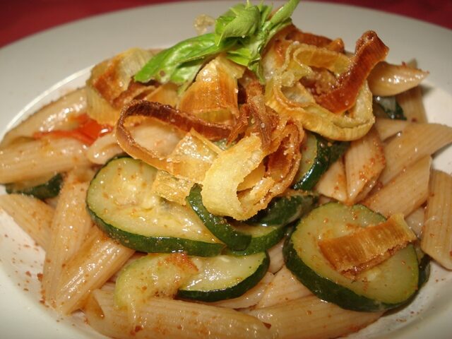 Pennette integrali zucchine bottarga al croccante di porro (per 6)