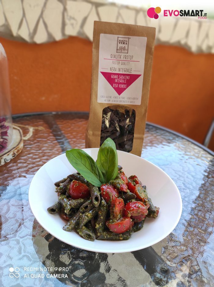 Pennette magnatera con pesto di basilico e pomodorini
