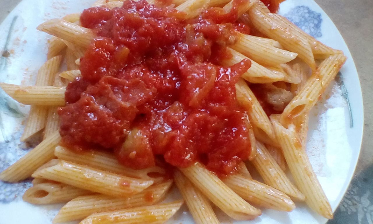 Pennette rigate con speck e salsiccia