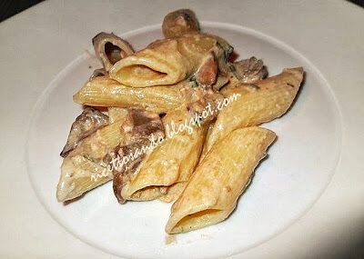 Pennoni rigati salmone e funghi