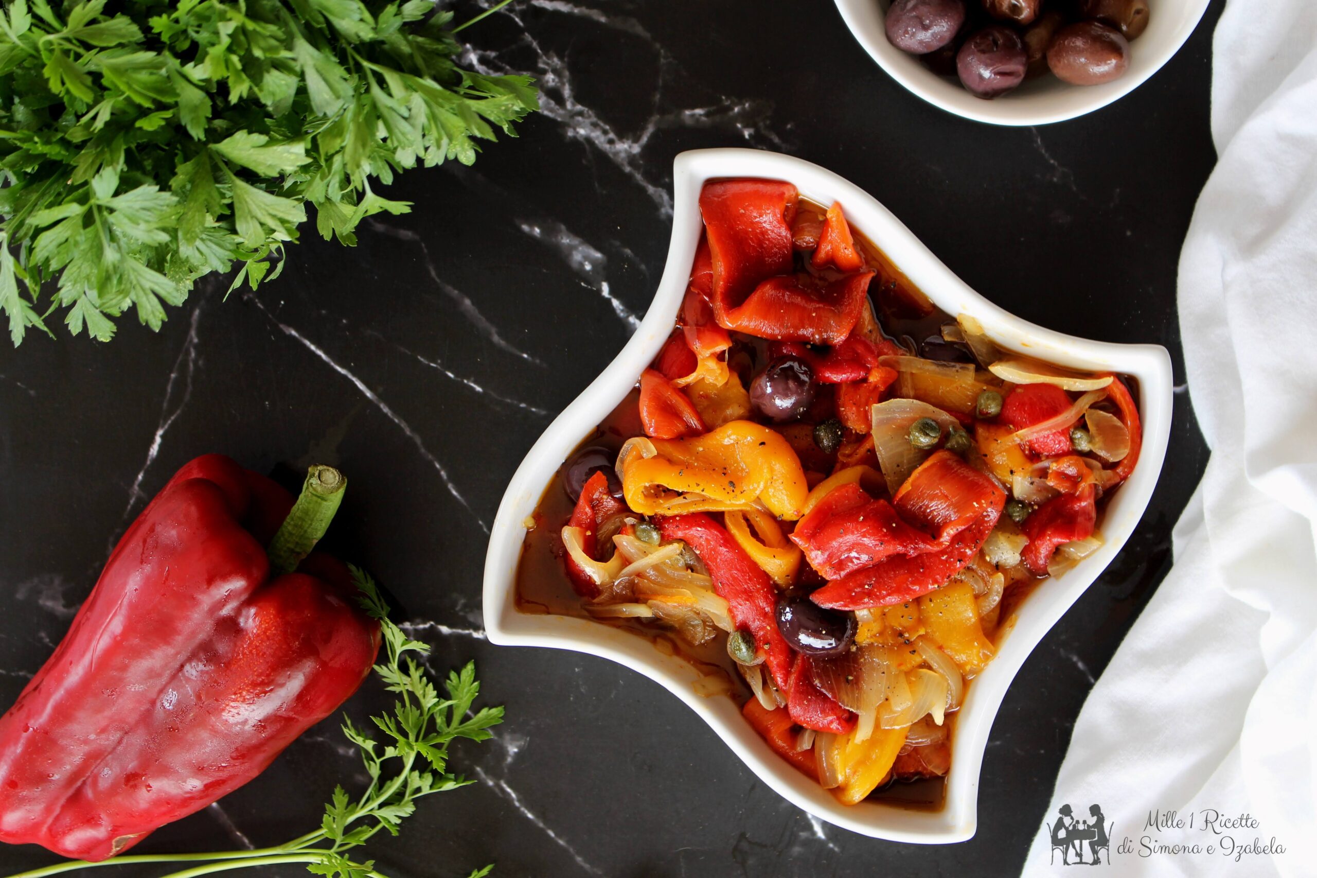 Peperonata con peperoni cotti nella friggitrice ad aria