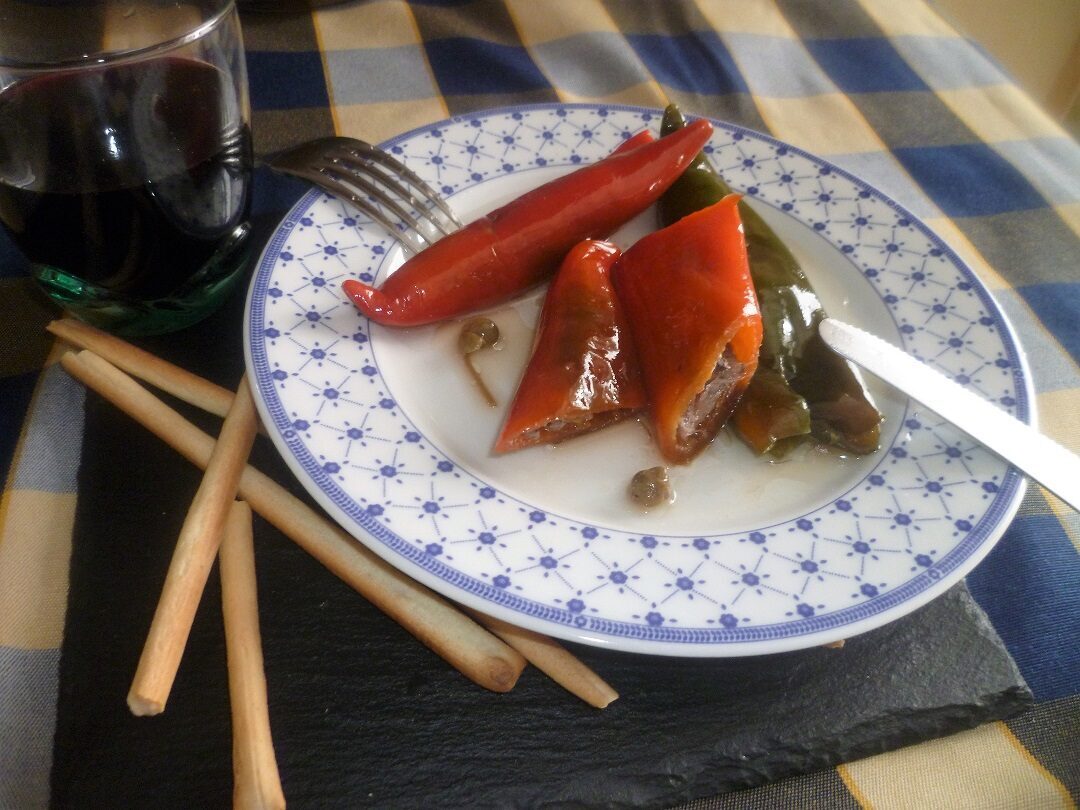 Peperoncini cornetti ripieni di acciughe salate