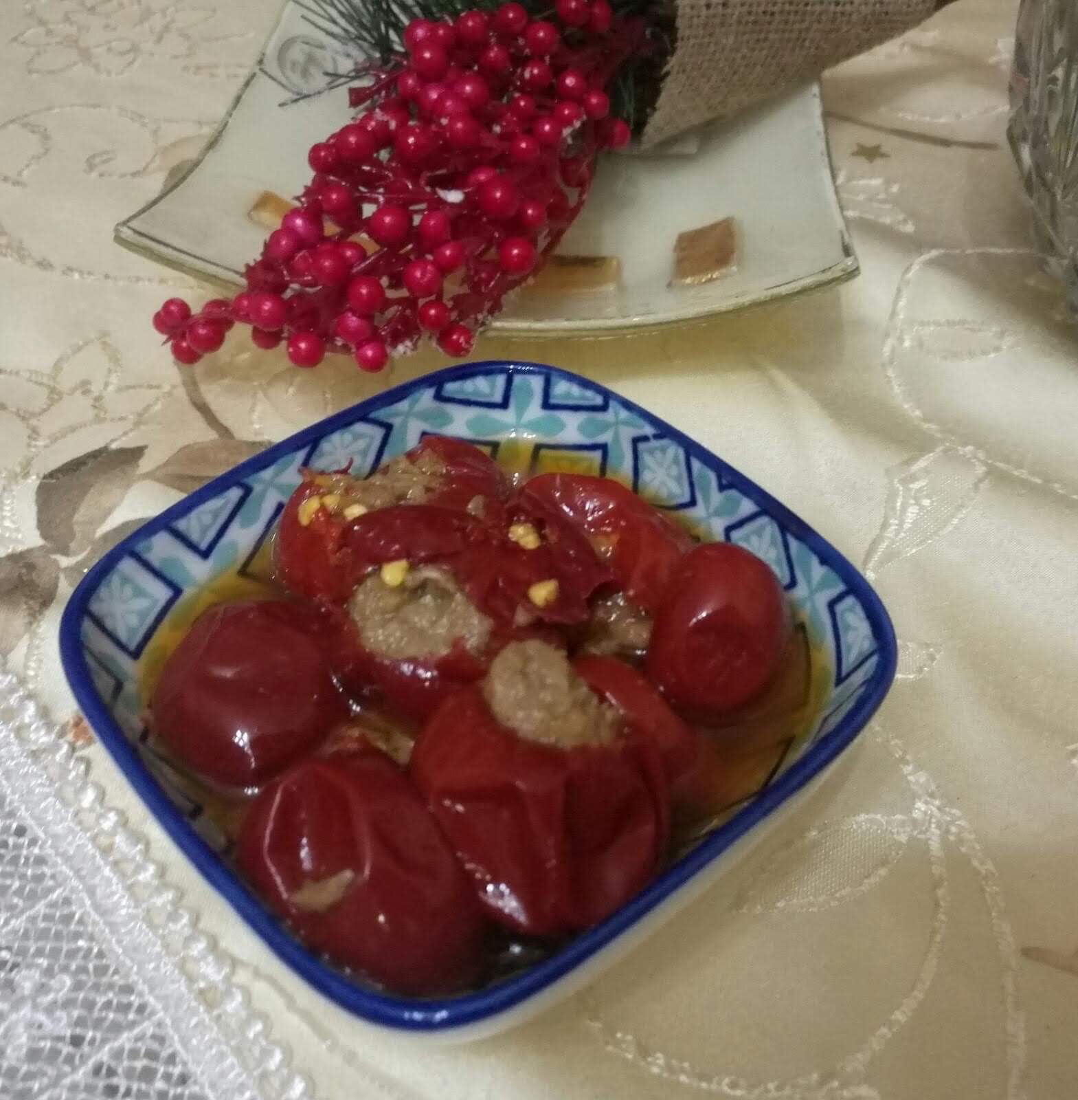 Peperoncini tondi piccanti ripieni di tonno