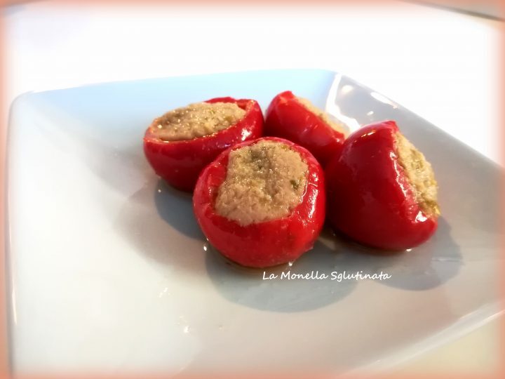 Peperoncini tondi ripieni sott'olio