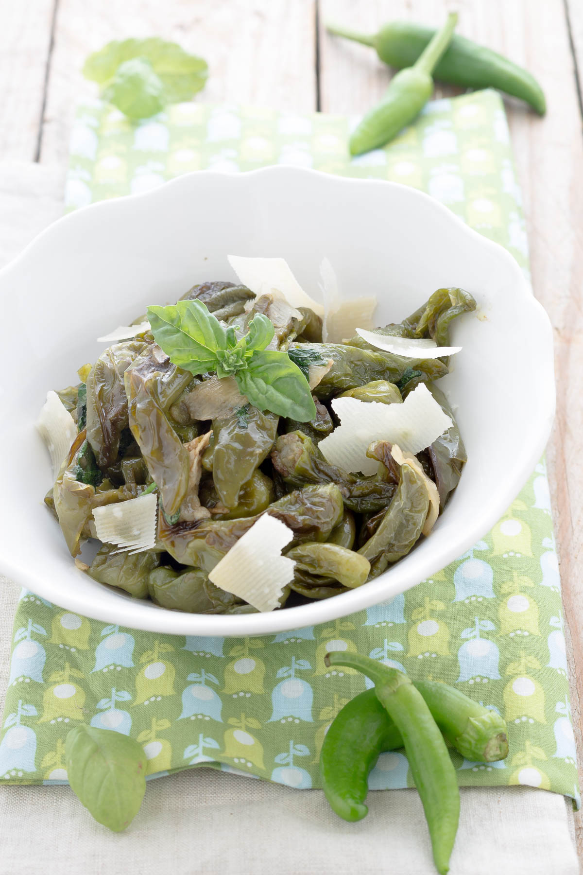 Peperoncini verdi in bianco con parmigiano e basilico