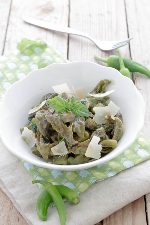 Peperoncini verdi in bianco con parmigiano e basilico