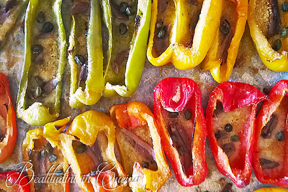 Peperoni al forno con acciughe e capperi