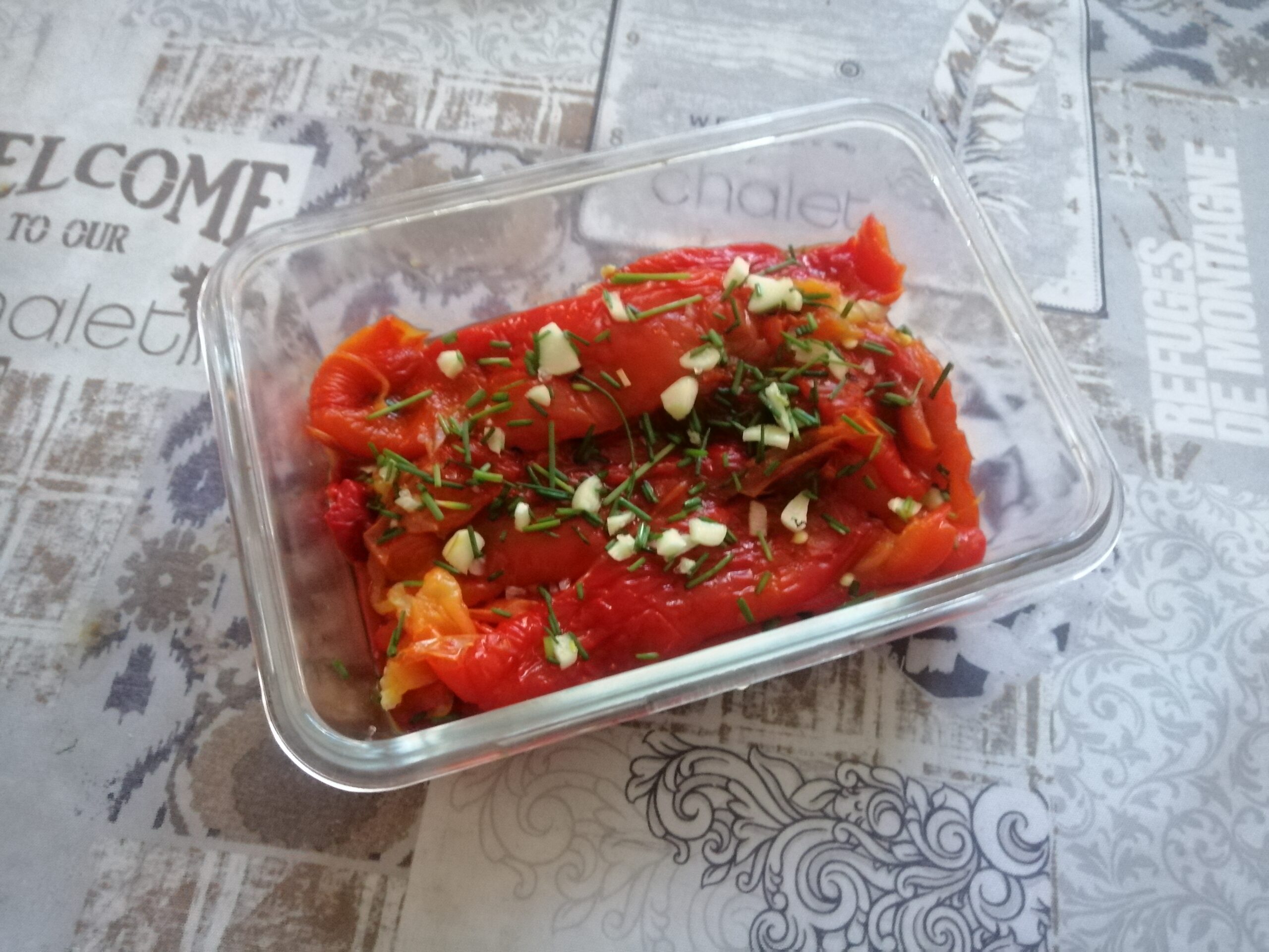 Peperoni arrostiti aromatizzati con erba cipollina