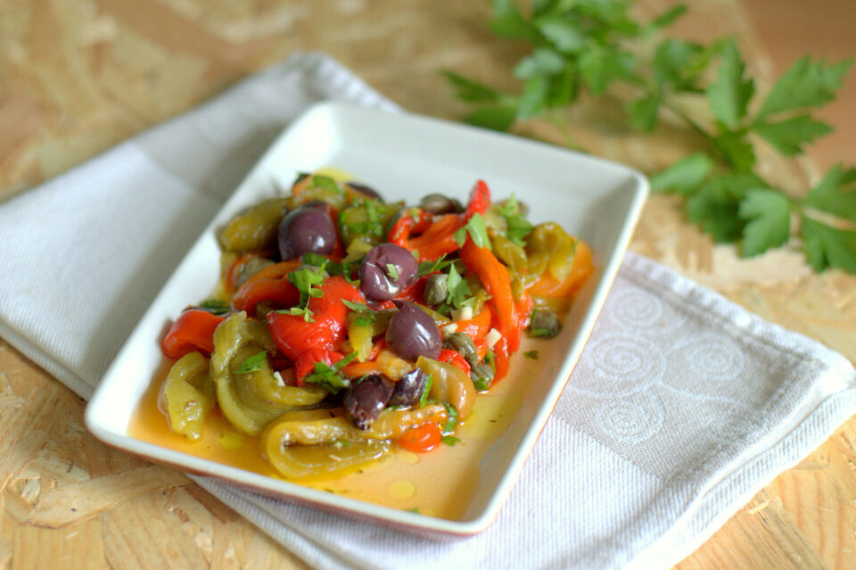 Peperoni arrostiti saltati in padella con olive e capperi