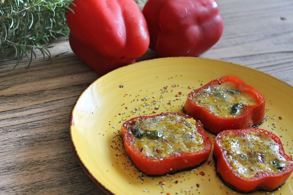Peperoni con uova e scamorza affumicata