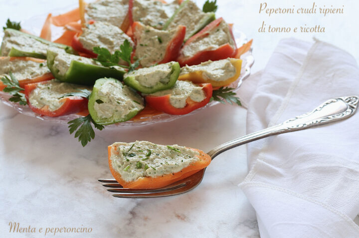 Peperoni crudi ripieni di tonno e ricotta