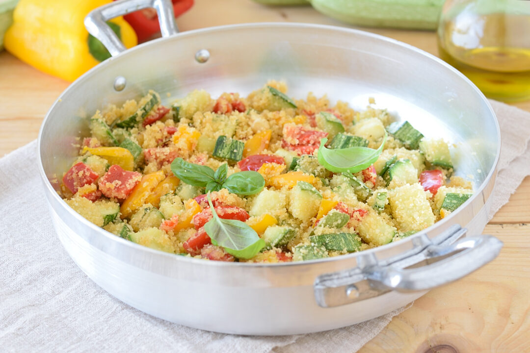 Peperoni e zucchine sabbiosi in padella