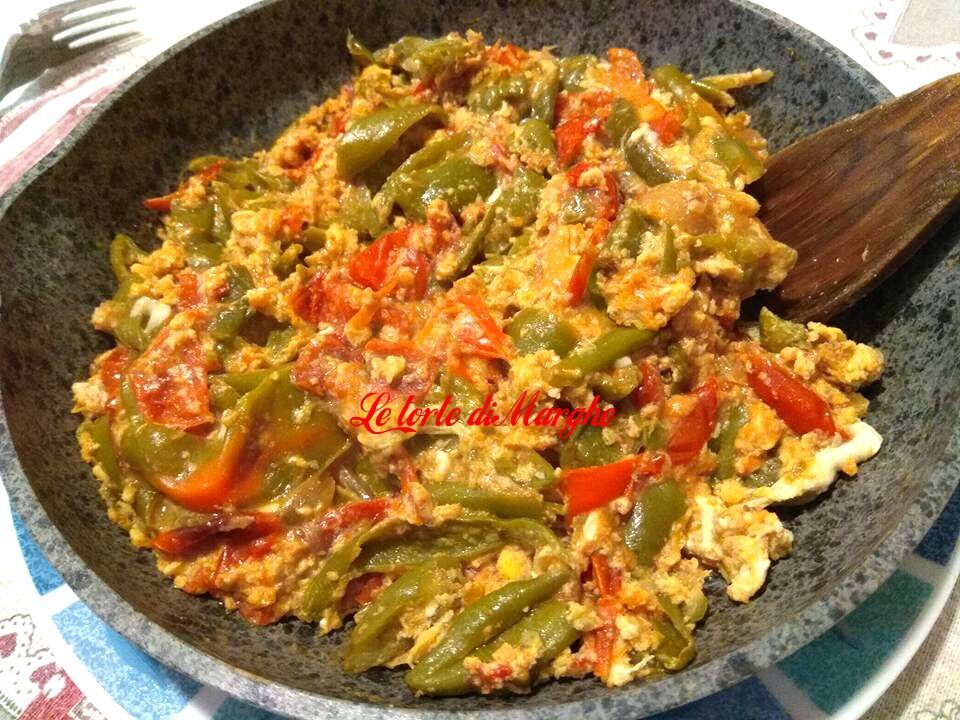 Peperoni friggitelli con uova strapazzate