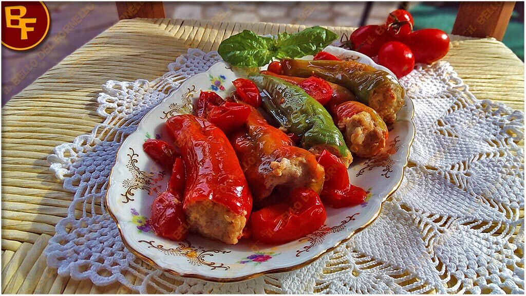 Peperoni friggitelli ripieni con carne e patate