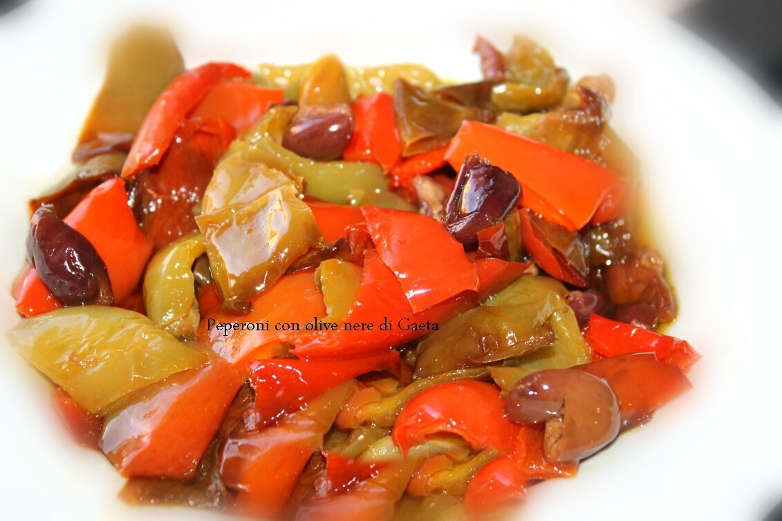 Peperoni in padella con olive nere di gaeta