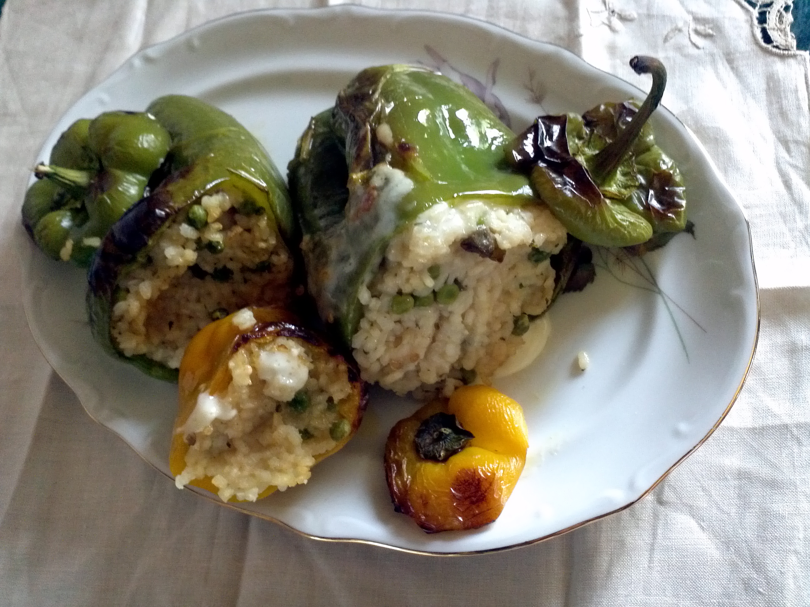 Peperoni ripieni capperi d’esalati basilico brodo vegetale olio