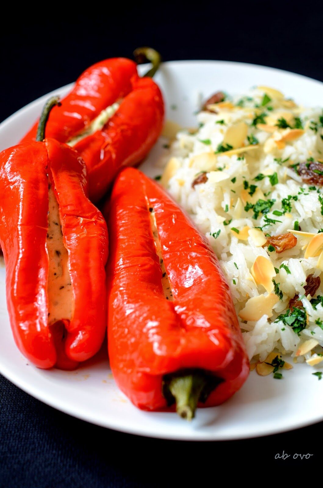 Peperoni ripieni di caprino con basmati alle mandorle e uvetta