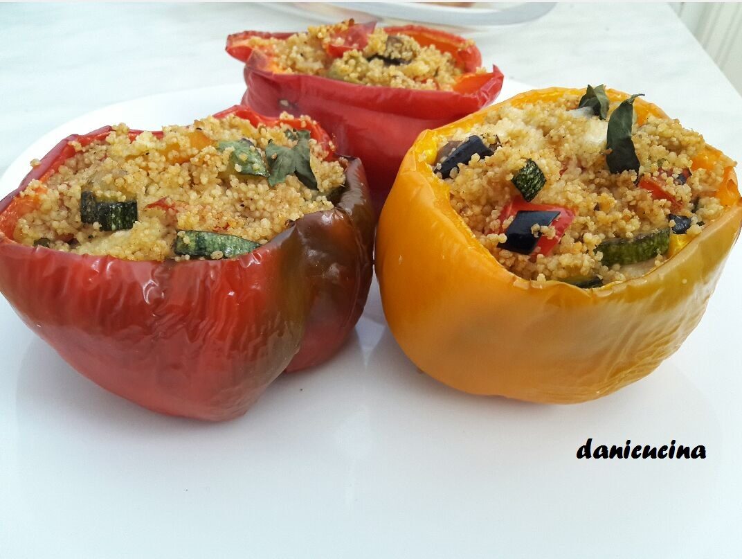 Peperoni ripieni di cous cous con verdure, tonno e mozzarella
