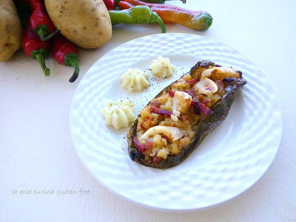 Peperoni ripieni di patate e salsiccia