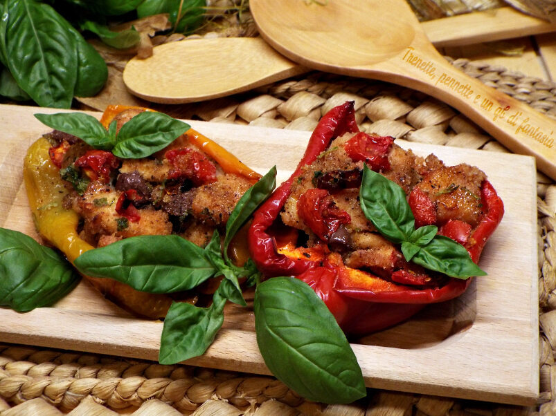 Peperoni ripieni di pollo, pomodorini e olive