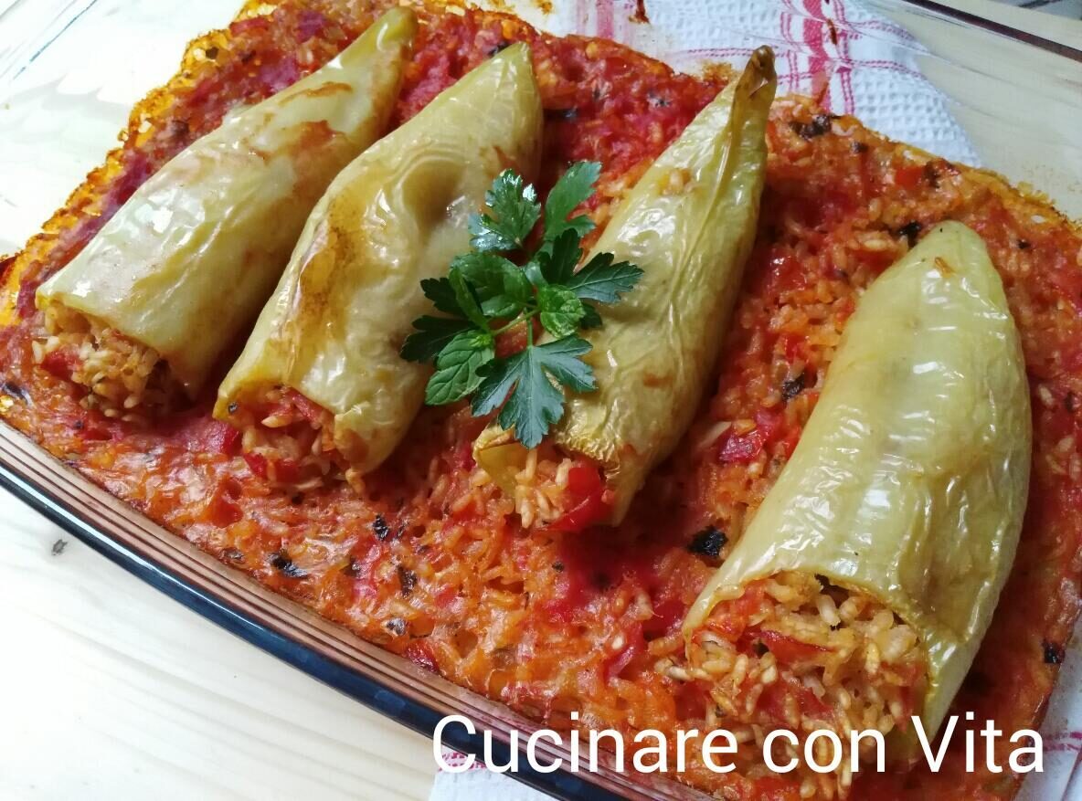 Peperoni ripieni di riso e pomodori