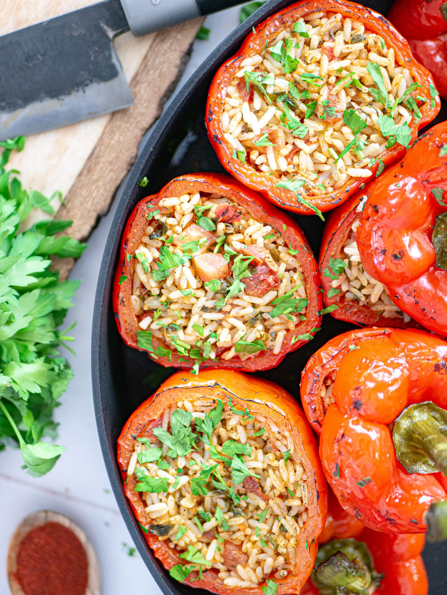 Peperoni ripieni vegani con riso ed erbe fresche