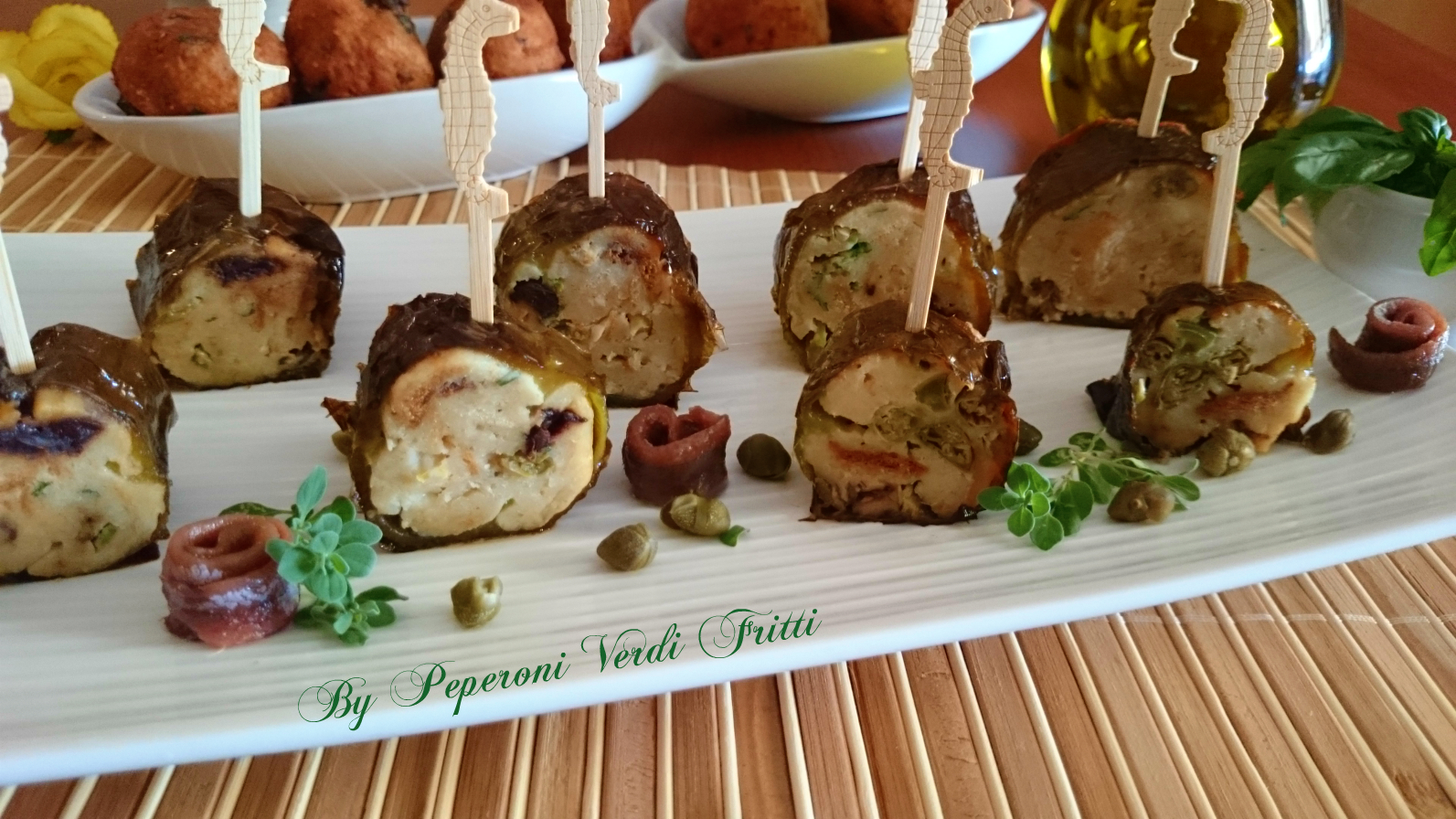 Peperoni verdi fritti ripieni con acciughe olive nere e capperi