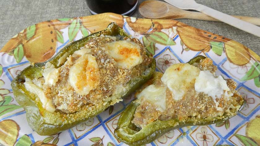 Peperoni verdi ripieni al forno senza uova